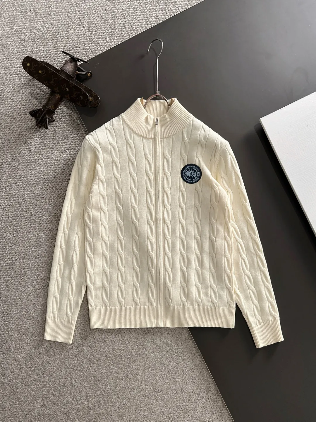 Next day shipping P460 Big Goose 2025 official website latest winter sweater, popular items are on sale at the counter simultaneously! Specially made of wool blended fabric. It feels comfortable and can be directly in contact with the skin. The logo badge is exquisitely embroidered, which is extremely eye-catching! The details highlight the fashionable charm of big brands. Exquisite workmanship. Three-dimensional cutting style. The wearing effect is invincible and handsome! All three standards are complete! Size: M-3XL